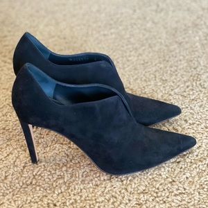 Stuart Weizman bl suede 4” heel, leather soles. 8N, but can fit from 6.5M.